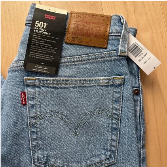 BNWT- Aritzia Levi's Premium 501 Skinny Jeans in Tango Light (26) - Picture 10 of 10